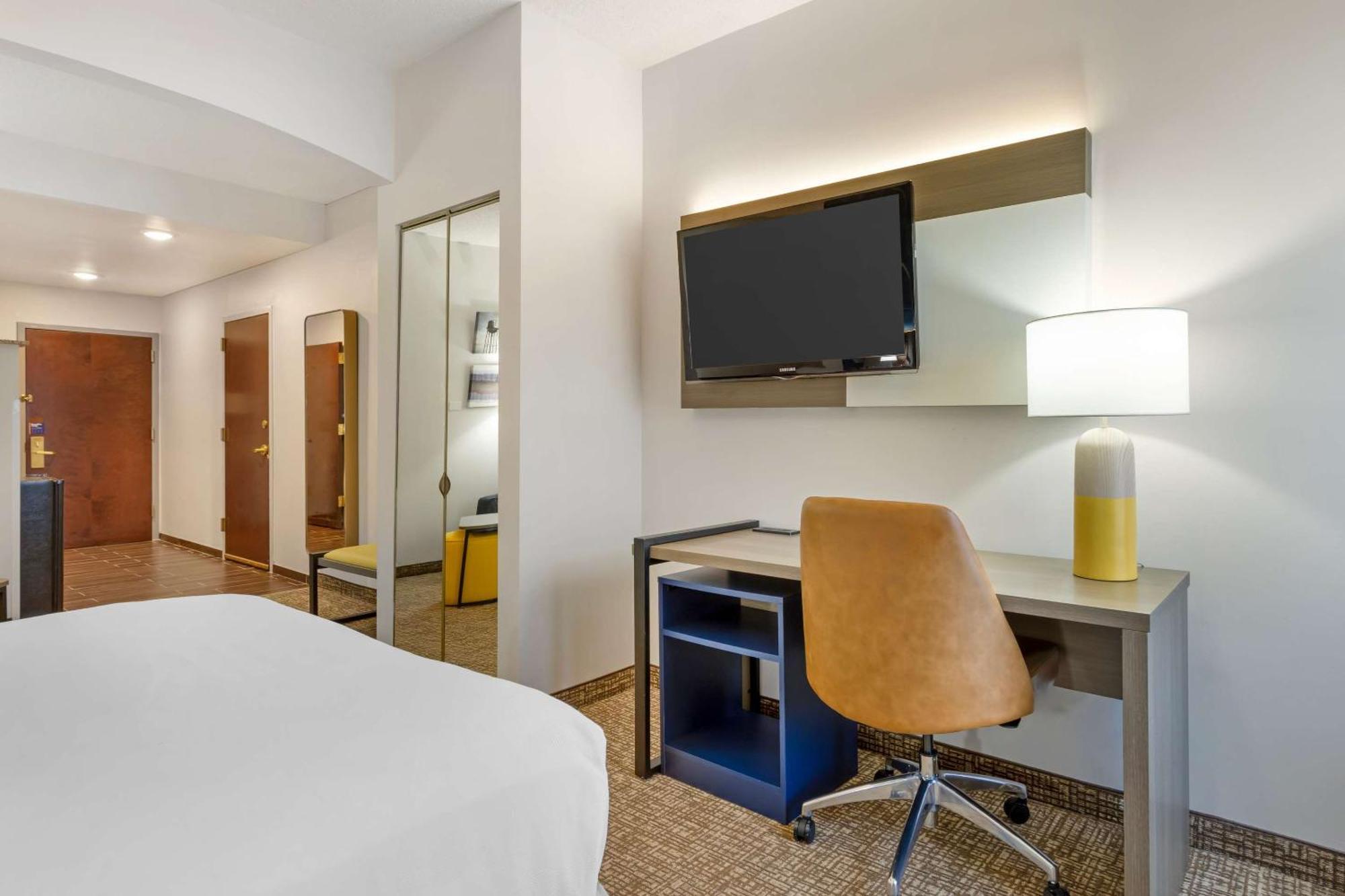 Comfort Suites East Brunswick - South River Екстер'єр фото