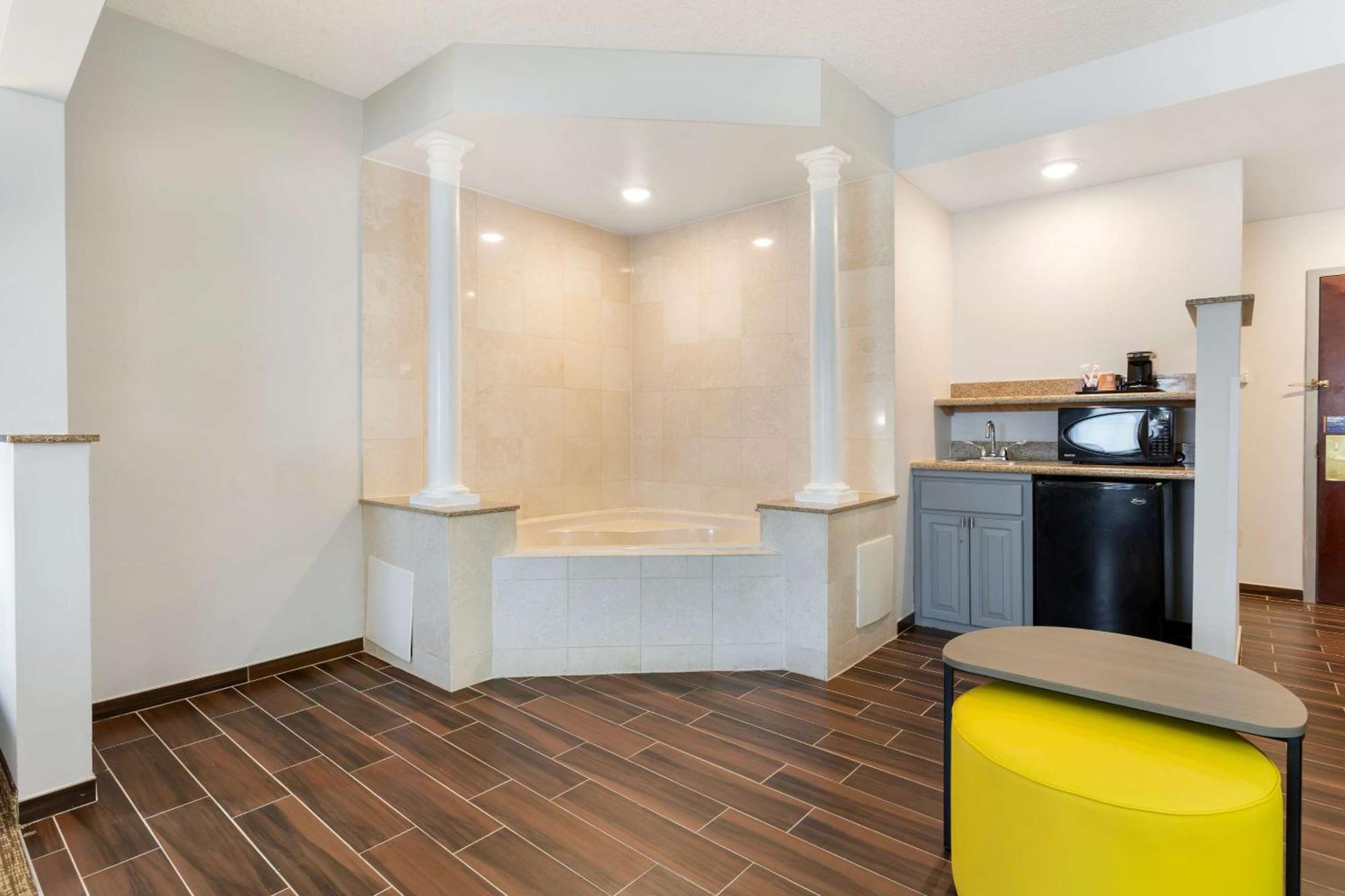 Comfort Suites East Brunswick - South River Екстер'єр фото
