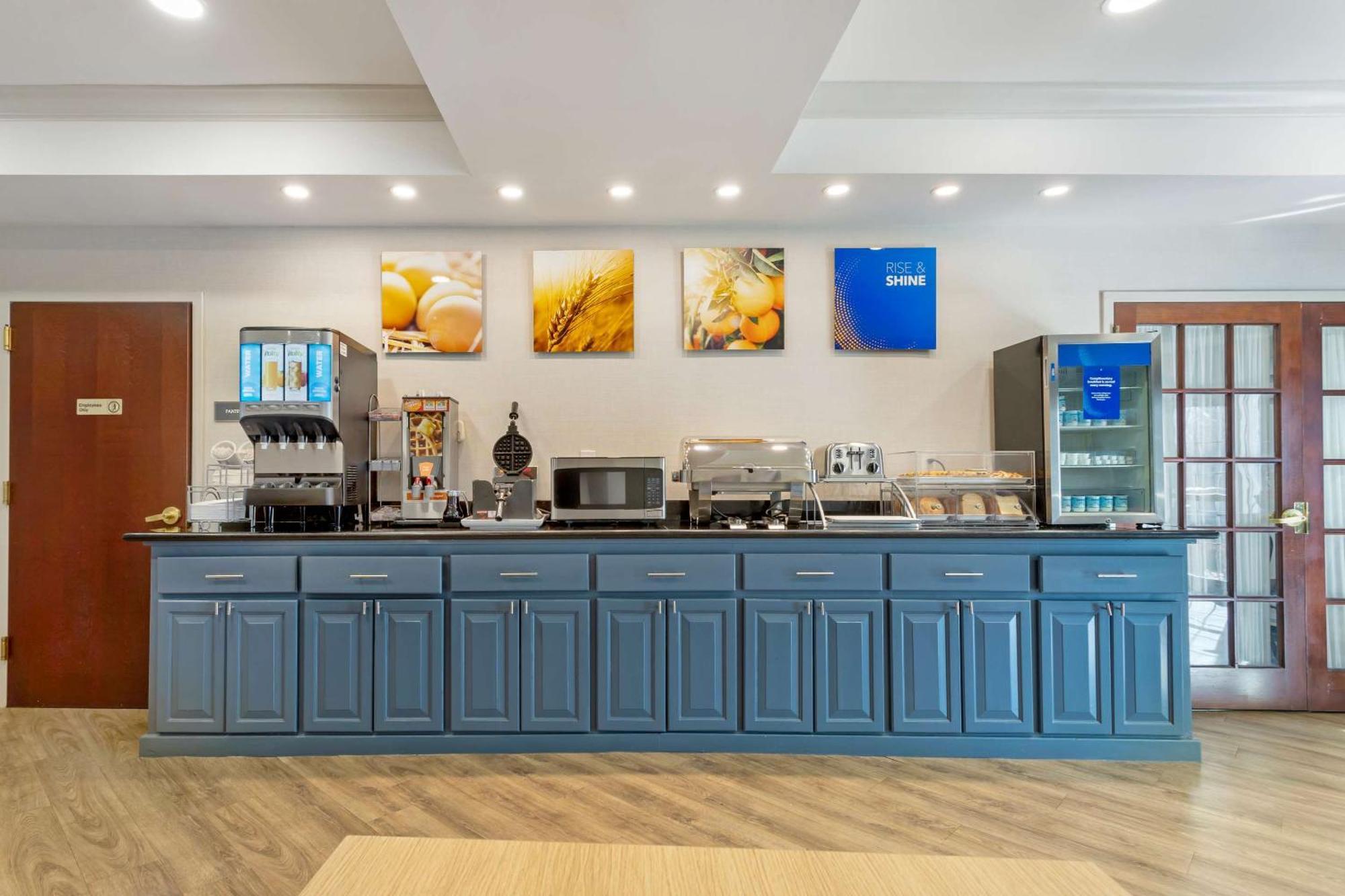Comfort Suites East Brunswick - South River Екстер'єр фото